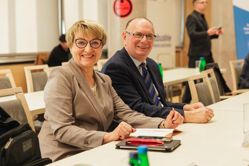 W poniedziałek, 25 listopada 2024 r.  w Sali Kolumnowej w urzędzie marszałkowskim w Zielonej Górze odbyła się V Sesja Sejmiku Województwa Lubuskiego.