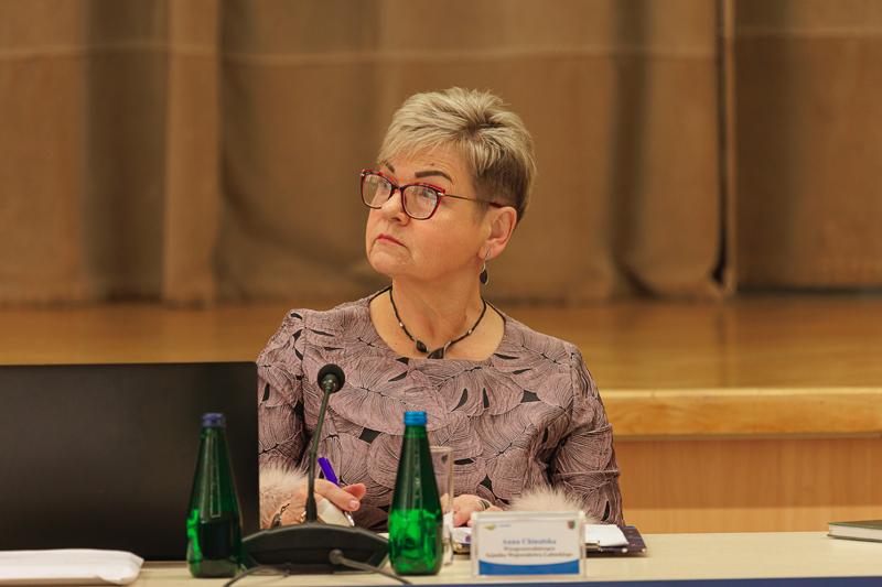 W poniedziałek, 25 listopada 2024 r.  w Sali Kolumnowej w urzędzie marszałkowskim w Zielonej Górze odbyła się V Sesja Sejmiku Województwa Lubuskiego.