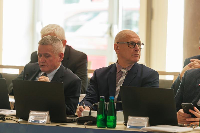 W poniedziałek, 25 listopada 2024 r.  w Sali Kolumnowej w urzędzie marszałkowskim w Zielonej Górze odbyła się V Sesja Sejmiku Województwa Lubuskiego.