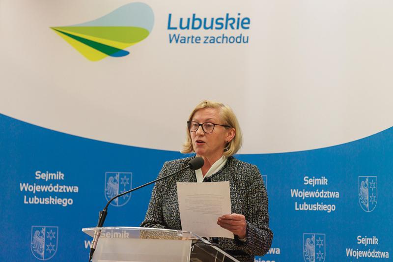 W poniedziałek, 25 listopada 2024 r.  w Sali Kolumnowej w urzędzie marszałkowskim w Zielonej Górze odbyła się V Sesja Sejmiku Województwa Lubuskiego.