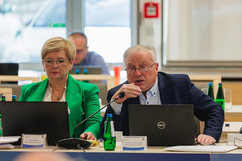 W poniedziałek, 25 listopada 2024 r.  w Sali Kolumnowej w urzędzie marszałkowskim w Zielonej Górze odbyła się V Sesja Sejmiku Województwa Lubuskiego.