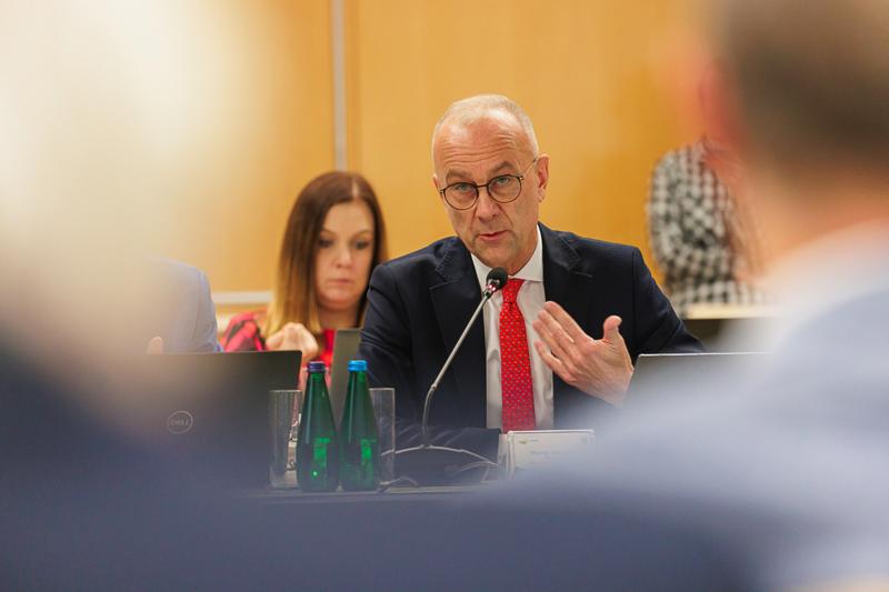 W poniedziałek, 25 listopada 2024 r.  w Sali Kolumnowej w urzędzie marszałkowskim w Zielonej Górze odbyła się V Sesja Sejmiku Województwa Lubuskiego.