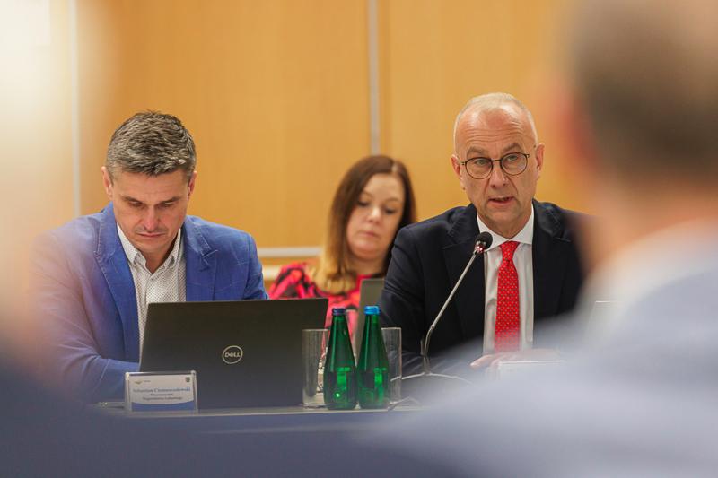W poniedziałek, 25 listopada 2024 r.  w Sali Kolumnowej w urzędzie marszałkowskim w Zielonej Górze odbyła się V Sesja Sejmiku Województwa Lubuskiego.