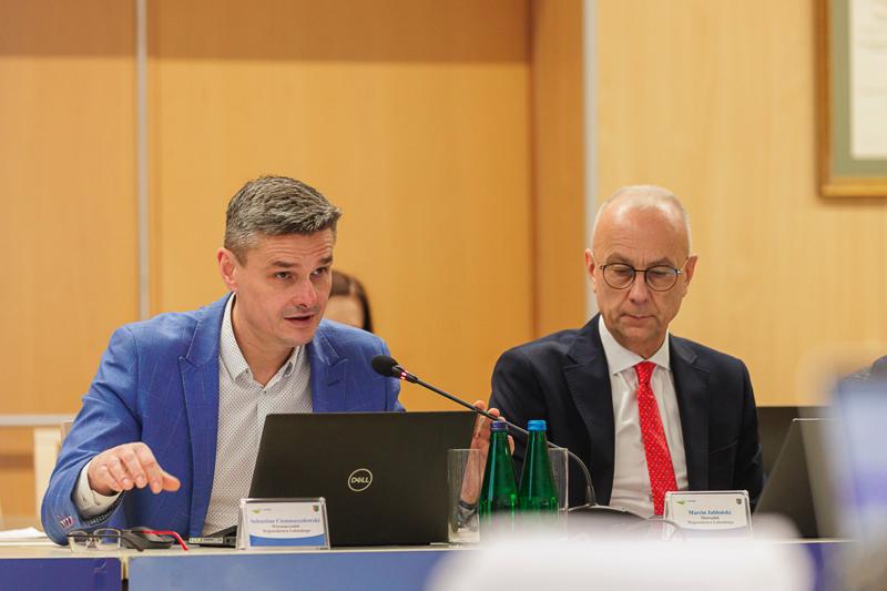 W poniedziałek, 25 listopada 2024 r.  w Sali Kolumnowej w urzędzie marszałkowskim w Zielonej Górze odbyła się V Sesja Sejmiku Województwa Lubuskiego.