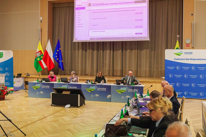 W poniedziałek, 25 listopada 2024 r.  w Sali Kolumnowej w urzędzie marszałkowskim w Zielonej Górze odbyła się V Sesja Sejmiku Województwa Lubuskiego.