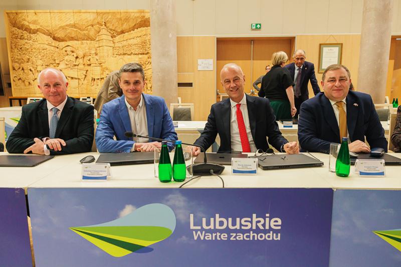 W poniedziałek, 25 listopada 2024 r.  w Sali Kolumnowej w urzędzie marszałkowskim w Zielonej Górze odbyła się V Sesja Sejmiku Województwa Lubuskiego.