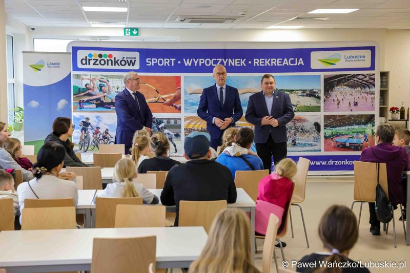 W WOSiR-ze przebywa 32 uczniów klas 1-3 z Zespołu Szkół Samorządowych w Stroniu Śląskim wraz z opiekunami. We wtorek (26 listopada 2024 r.) odwiedzili ich marszałek województwa lubuskiego Marcin Jabłoński oraz wicemarszałek Grzegorz Potęga.