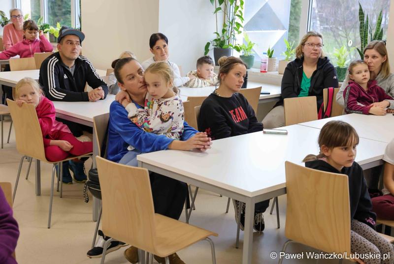 W WOSiR-ze przebywa 32 uczniów klas 1-3 z Zespołu Szkół Samorządowych w Stroniu Śląskim wraz z opiekunami. We wtorek (26 listopada 2024 r.) odwiedzili ich marszałek województwa lubuskiego Marcin Jabłoński oraz wicemarszałek Grzegorz Potęga.