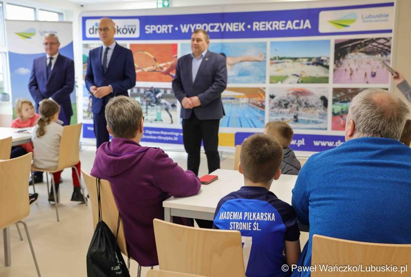 W WOSiR-ze przebywa 32 uczniów klas 1-3 z Zespołu Szkół Samorządowych w Stroniu Śląskim wraz z opiekunami. We wtorek (26 listopada 2024 r.) odwiedzili ich marszałek województwa lubuskiego Marcin Jabłoński oraz wicemarszałek Grzegorz Potęga.
