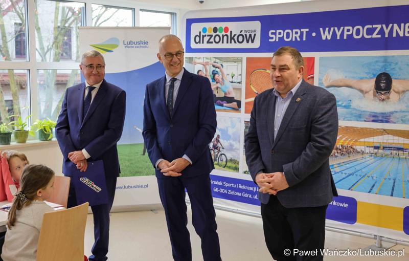 W WOSiR-ze przebywa 32 uczniów klas 1-3 z Zespołu Szkół Samorządowych w Stroniu Śląskim wraz z opiekunami. We wtorek (26 listopada 2024 r.) odwiedzili ich marszałek województwa lubuskiego Marcin Jabłoński oraz wicemarszałek Grzegorz Potęga.