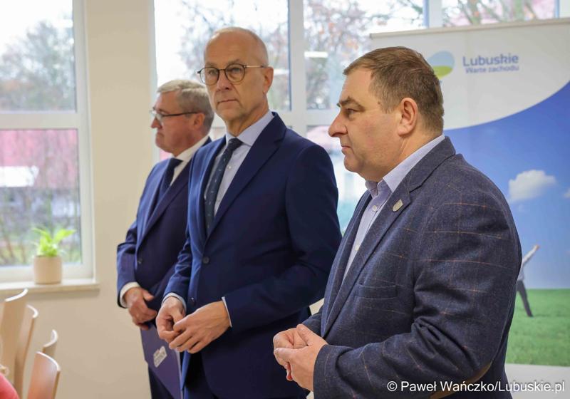 W WOSiR-ze przebywa 32 uczniów klas 1-3 z Zespołu Szkół Samorządowych w Stroniu Śląskim wraz z opiekunami. We wtorek (26 listopada 2024 r.) odwiedzili ich marszałek województwa lubuskiego Marcin Jabłoński oraz wicemarszałek Grzegorz Potęga.