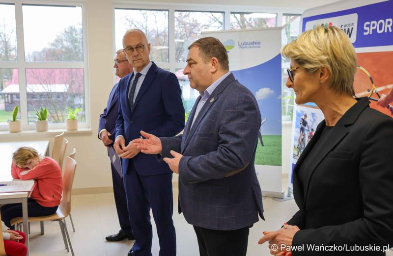 W WOSiR-ze przebywa 32 uczniów klas 1-3 z Zespołu Szkół Samorządowych w Stroniu Śląskim wraz z opiekunami. We wtorek (26 listopada 2024 r.) odwiedzili ich marszałek województwa lubuskiego Marcin Jabłoński oraz wicemarszałek Grzegorz Potęga.