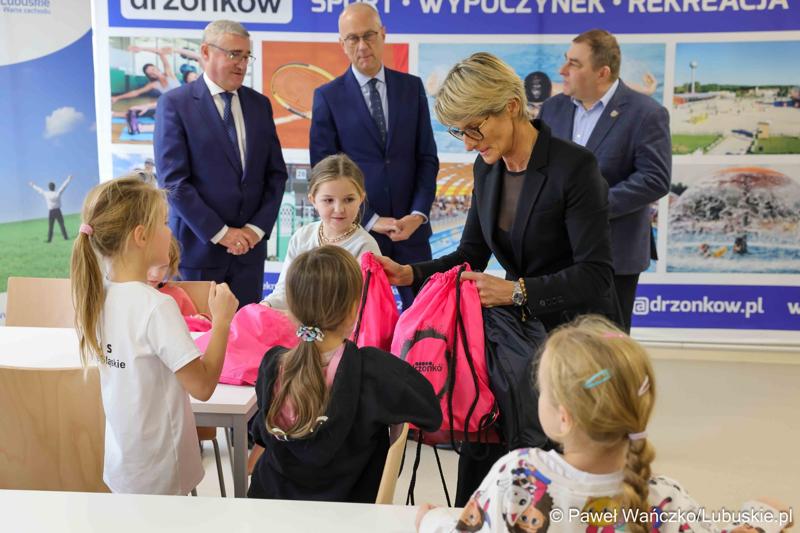 W WOSiR-ze przebywa 32 uczniów klas 1-3 z Zespołu Szkół Samorządowych w Stroniu Śląskim wraz z opiekunami. We wtorek (26 listopada 2024 r.) odwiedzili ich marszałek województwa lubuskiego Marcin Jabłoński oraz wicemarszałek Grzegorz Potęga.