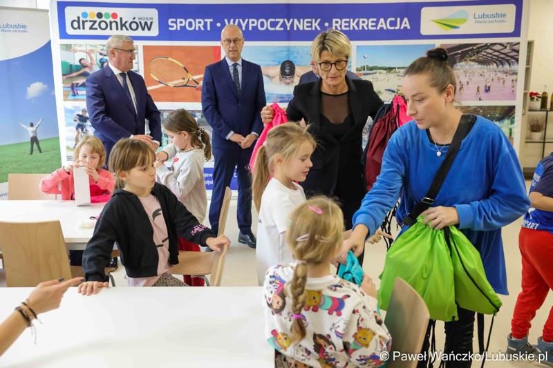 W WOSiR-ze przebywa 32 uczniów klas 1-3 z Zespołu Szkół Samorządowych w Stroniu Śląskim wraz z opiekunami. We wtorek (26 listopada 2024 r.) odwiedzili ich marszałek województwa lubuskiego Marcin Jabłoński oraz wicemarszałek Grzegorz Potęga.