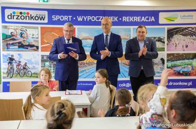 W WOSiR-ze przebywa 32 uczniów klas 1-3 z Zespołu Szkół Samorządowych w Stroniu Śląskim wraz z opiekunami. We wtorek (26 listopada 2024 r.) odwiedzili ich marszałek województwa lubuskiego Marcin Jabłoński oraz wicemarszałek Grzegorz Potęga.

