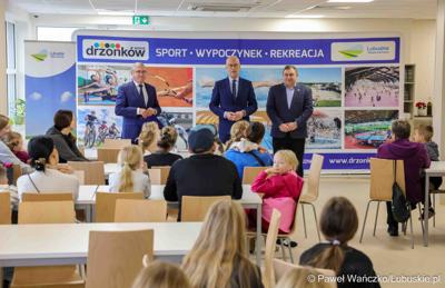 W WOSiR-ze przebywa 32 uczniów klas 1-3 z Zespołu Szkół Samorządowych w Stroniu Śląskim wraz z opiekunami. We wtorek (26 listopada 2024 r.) odwiedzili ich marszałek województwa lubuskiego Marcin Jabłoński oraz wicemarszałek Grzegorz Potęga.

