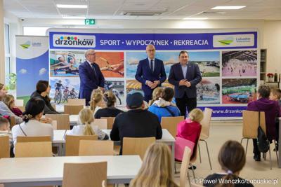 W WOSiR-ze przebywa 32 uczniów klas 1-3 z Zespołu Szkół Samorządowych w Stroniu Śląskim wraz z opiekunami. We wtorek (26 listopada 2024 r.) odwiedzili ich marszałek województwa lubuskiego Marcin Jabłoński oraz wicemarszałek Grzegorz Potęga.

