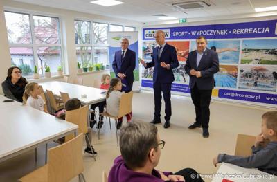 W WOSiR-ze przebywa 32 uczniów klas 1-3 z Zespołu Szkół Samorządowych w Stroniu Śląskim wraz z opiekunami. We wtorek (26 listopada 2024 r.) odwiedzili ich marszałek województwa lubuskiego Marcin Jabłoński oraz wicemarszałek Grzegorz Potęga.

