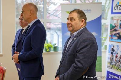 W WOSiR-ze przebywa 32 uczniów klas 1-3 z Zespołu Szkół Samorządowych w Stroniu Śląskim wraz z opiekunami. We wtorek (26 listopada 2024 r.) odwiedzili ich marszałek województwa lubuskiego Marcin Jabłoński oraz wicemarszałek Grzegorz Potęga.

