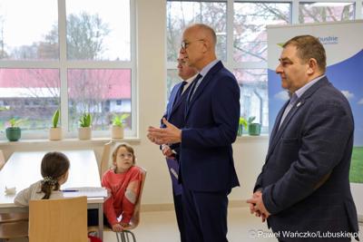 W WOSiR-ze przebywa 32 uczniów klas 1-3 z Zespołu Szkół Samorządowych w Stroniu Śląskim wraz z opiekunami. We wtorek (26 listopada 2024 r.) odwiedzili ich marszałek województwa lubuskiego Marcin Jabłoński oraz wicemarszałek Grzegorz Potęga.

