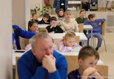 W WOSiR-ze przebywa 32 uczniów klas 1-3 z Zespołu Szkół Samorządowych w Stroniu Śląskim wraz z opiekunami. We wtorek (26 listopada 2024 r.) odwiedzili ich marszałek województwa lubuskiego Marcin Jabłoński oraz wicemarszałek Grzegorz Potęga.

