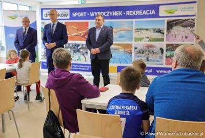 W WOSiR-ze przebywa 32 uczniów klas 1-3 z Zespołu Szkół Samorządowych w Stroniu Śląskim wraz z opiekunami. We wtorek (26 listopada 2024 r.) odwiedzili ich marszałek województwa lubuskiego Marcin Jabłoński oraz wicemarszałek Grzegorz Potęga.

