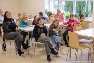 W WOSiR-ze przebywa 32 uczniów klas 1-3 z Zespołu Szkół Samorządowych w Stroniu Śląskim wraz z opiekunami. We wtorek (26 listopada 2024 r.) odwiedzili ich marszałek województwa lubuskiego Marcin Jabłoński oraz wicemarszałek Grzegorz Potęga.


