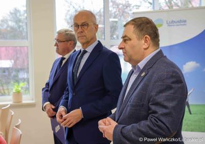 W WOSiR-ze przebywa 32 uczniów klas 1-3 z Zespołu Szkół Samorządowych w Stroniu Śląskim wraz z opiekunami. We wtorek (26 listopada 2024 r.) odwiedzili ich marszałek województwa lubuskiego Marcin Jabłoński oraz wicemarszałek Grzegorz Potęga.

