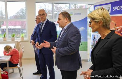 W WOSiR-ze przebywa 32 uczniów klas 1-3 z Zespołu Szkół Samorządowych w Stroniu Śląskim wraz z opiekunami. We wtorek (26 listopada 2024 r.) odwiedzili ich marszałek województwa lubuskiego Marcin Jabłoński oraz wicemarszałek Grzegorz Potęga.

