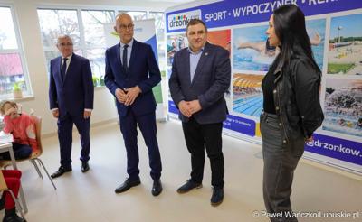 W WOSiR-ze przebywa 32 uczniów klas 1-3 z Zespołu Szkół Samorządowych w Stroniu Śląskim wraz z opiekunami. We wtorek (26 listopada 2024 r.) odwiedzili ich marszałek województwa lubuskiego Marcin Jabłoński oraz wicemarszałek Grzegorz Potęga.

