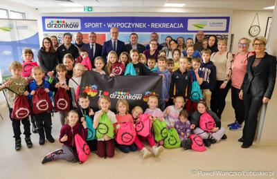 W WOSiR-ze przebywa 32 uczniów klas 1-3 z Zespołu Szkół Samorządowych w Stroniu Śląskim wraz z opiekunami. We wtorek (26 listopada 2024 r.) odwiedzili ich marszałek województwa lubuskiego Marcin Jabłoński oraz wicemarszałek Grzegorz Potęga.

