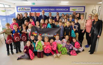W WOSiR-ze przebywa 32 uczniów klas 1-3 z Zespołu Szkół Samorządowych w Stroniu Śląskim wraz z opiekunami. We wtorek (26 listopada 2024 r.) odwiedzili ich marszałek województwa lubuskiego Marcin Jabłoński oraz wicemarszałek Grzegorz Potęga.

