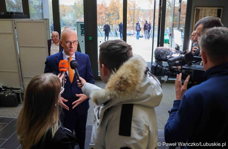 Marszałek Województwa Lubuskiego Marcin Jabłoński udziela wywiadu lubuskiem mediom
