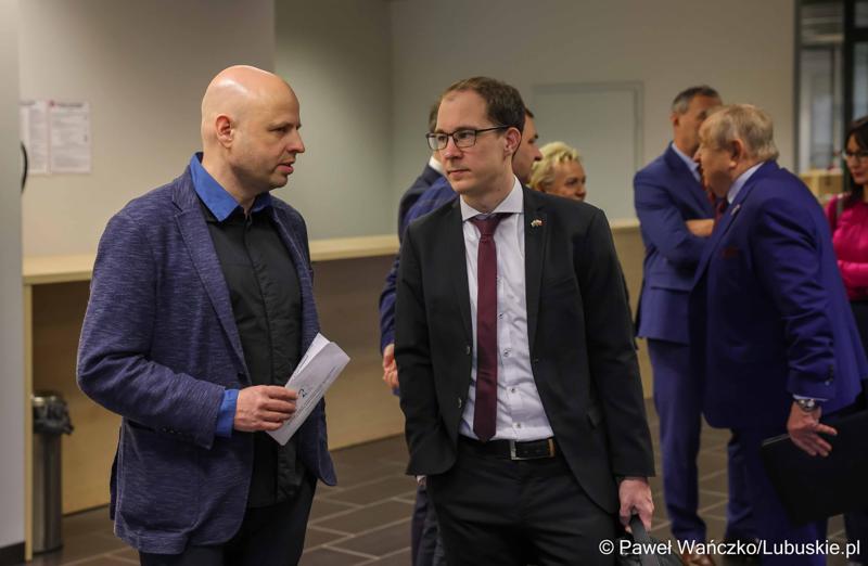 Uczestnicy konferencji nt. różnych aspektów obecności Polski w Unii Europejskiej, która odbyła się w Bibliotece Uniwersytetu Zielonogórskiego
