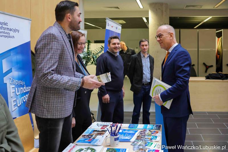 Uczestnicy konferencji nt. różnych aspektów obecności Polski w Unii Europejskiej, która odbyła się w Bibliotece Uniwersytetu Zielonogórskiego