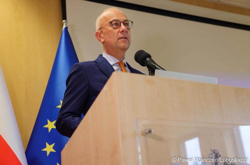 Marszałek Województwa Lubuskiego Marcin Jabłoński przemawia do uczestników konferencji nt. różnych aspektów obecności Polski w Unii Europejskiej