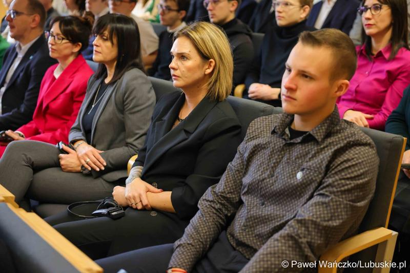 Uczestnicy konferencji nt. różnych aspektów obecności Polski w Unii Europejskiej, która odbyła się w Bibliotece Uniwersytetu Zielonogórskiego