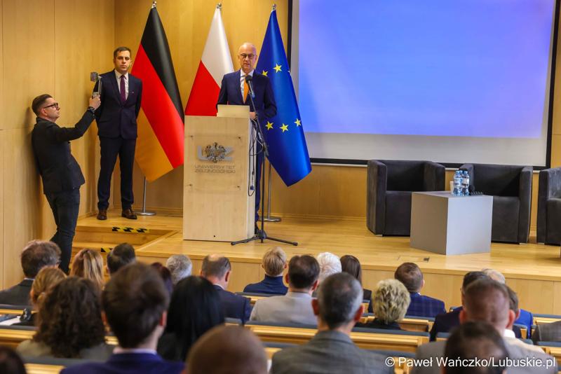 Marszałek Województwa Lubuskiego Marcin Jabłoński przemawia do uczestników konferencji nt. różnych aspektów obecności Polski w Unii Europejskiej