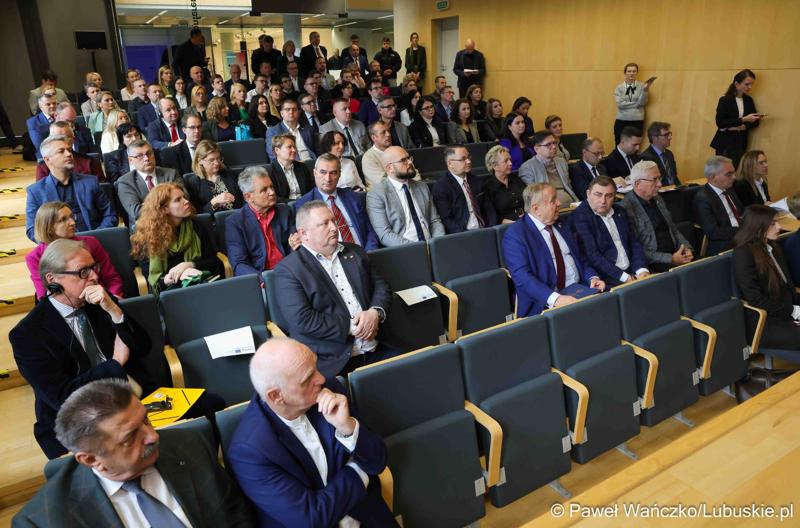 Uczestnicy konferencji nt. różnych aspektów obecności Polski w Unii Europejskiej, która odbyła się w Bibliotece Uniwersytetu Zielonogórskiego