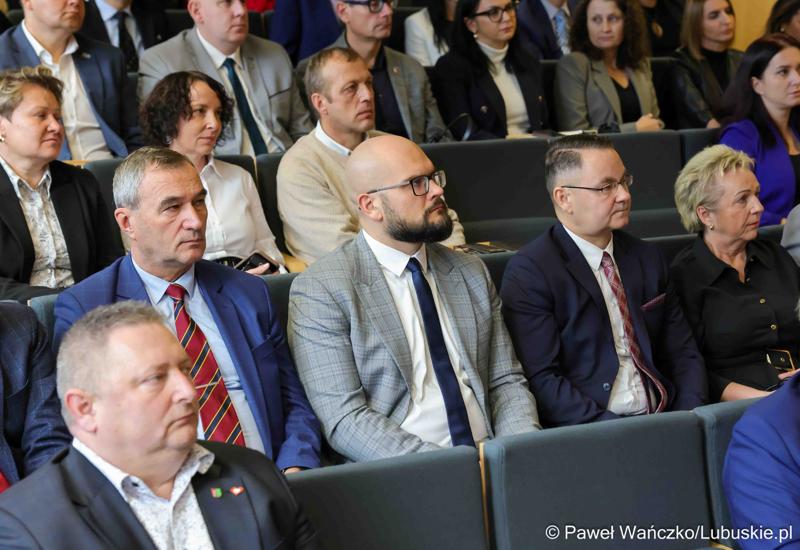 Uczestnicy konferencji nt. różnych aspektów obecności Polski w Unii Europejskiej, która odbyła się w Bibliotece Uniwersytetu Zielonogórskiego