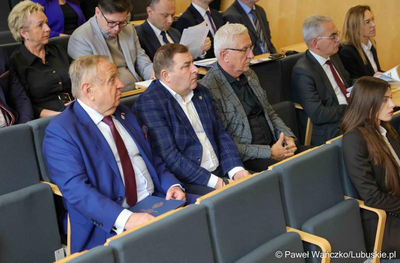 Uczestnicy konferencji nt. różnych aspektów obecności Polski w Unii Europejskiej, która odbyła się w Bibliotece Uniwersytetu Zielonogórskiego
