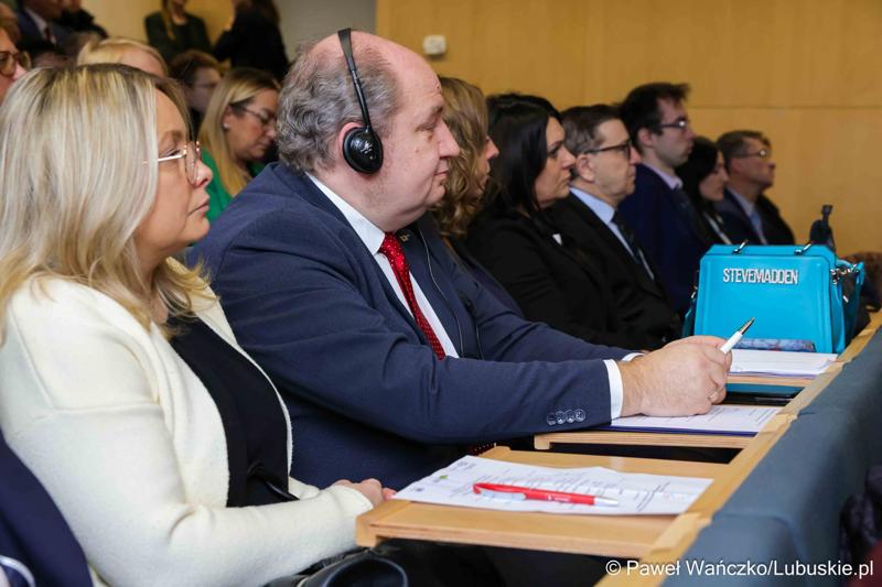 Uczestnicy konferencji nt. różnych aspektów obecności Polski w Unii Europejskiej, która odbyła się w Bibliotece Uniwersytetu Zielonogórskiego