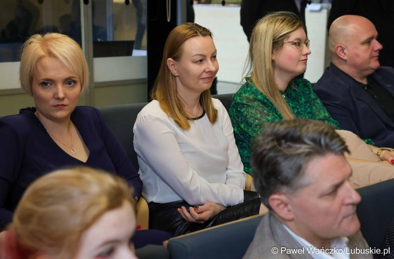 Uczestnicy konferencji nt. różnych aspektów obecności Polski w Unii Europejskiej, która odbyła się w Bibliotece Uniwersytetu Zielonogórskiego