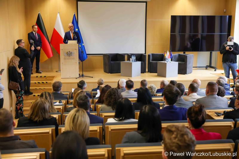 Marszałek Województwa Lubuskiego Marcin Jabłoński przemawia do uczestników konferencji nt. różnych aspektów obecności Polski w Unii Europejskiej
