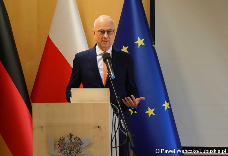 Marszałek Województwa Lubuskiego Marcin Jabłoński przemawia podczas konferencji nt. różnych aspektów obecności Polski w Unii Europejskiej