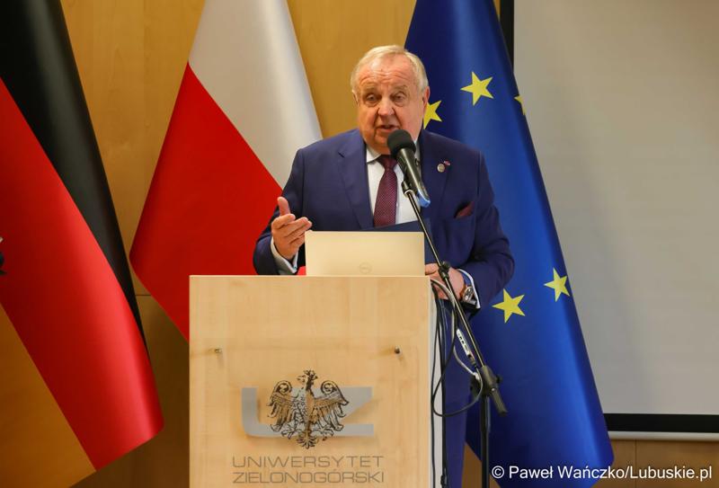 Senator RP Władysław Komarnicki przemawia do uczestników konferencji nt. różnych aspektów obecności Polski w Unii Europejskiej
