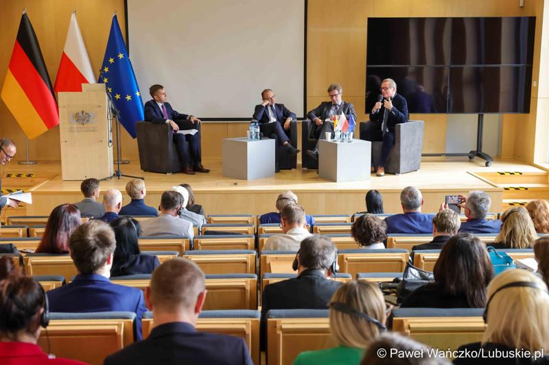 Uczestnicy konferencji nt. różnych aspektów obecności Polski w Unii Europejskiej, która odbyła się w Bibliotece Uniwersytetu Zielonogórskiego