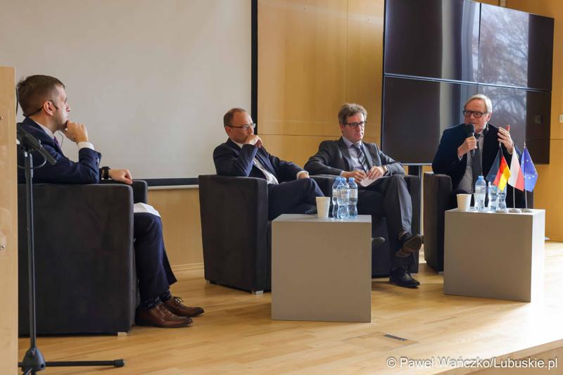 Uczestnicy konferencji nt. różnych aspektów obecności Polski w Unii Europejskiej, która odbyła się w Bibliotece Uniwersytetu Zielonogórskiego