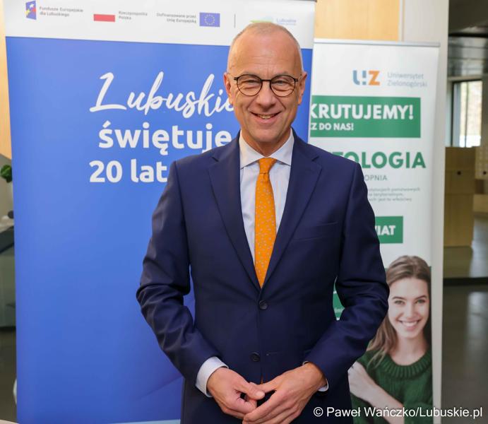 Marszałek Województwa Lubuskiego Marcin Jabłoński na konferencji nt. różnych aspektów obecności Polski w Unii Europejskiej