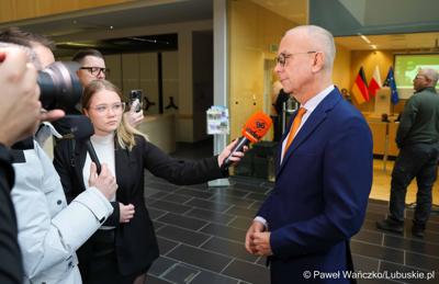 Marszałek Województwa Lubuskiego Marcin Jabłoński udziela wywiadu lubuskim mediom 